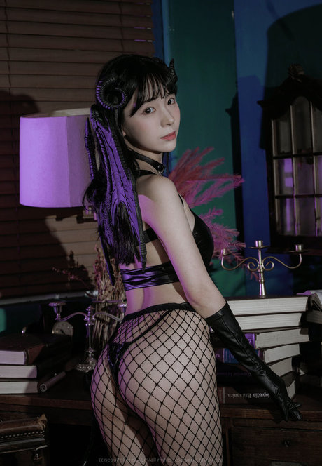 leeesovely model adult picture