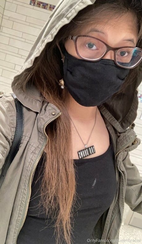 queenbracee model top pic