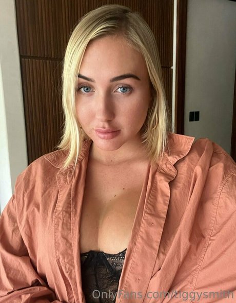 tiggysmith art model pic