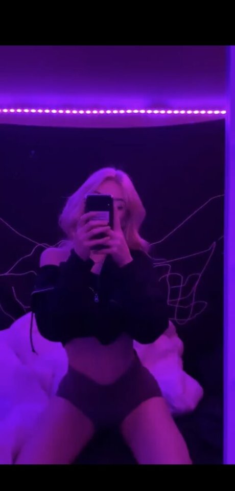 NaomiSkyex model high quality pics