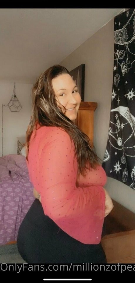 millionzofpeaches nude model img