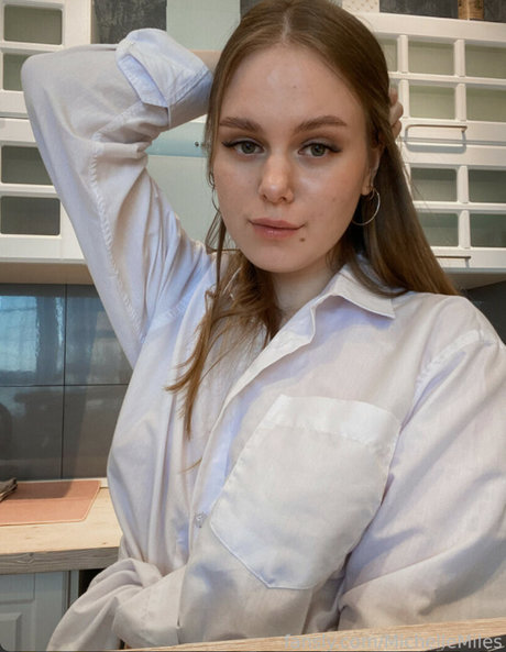 MichelleMiles naked model pic