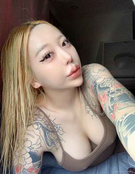 Jee i queen_ model high quality photo