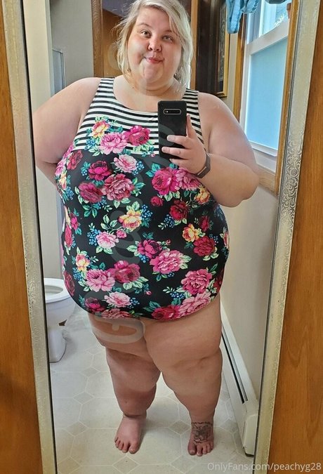 peachyg28 erotic pornstar image