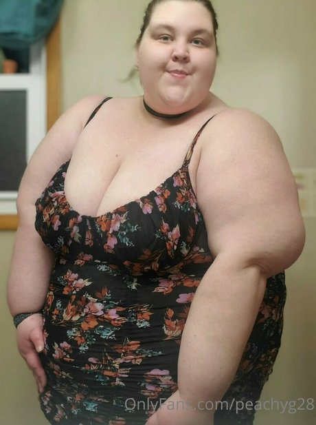 peachyg28 pretty model picture