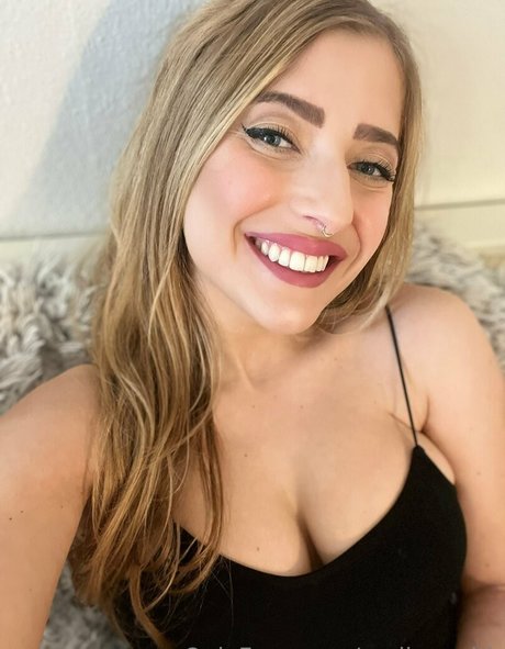 emily smith exclusive actress pics