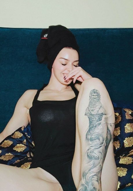 Olly Esse adult model image