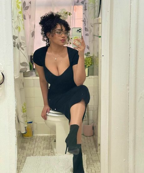 itsqueennovaa model sex photo