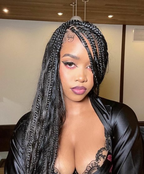 hermusicofficial erotic model img