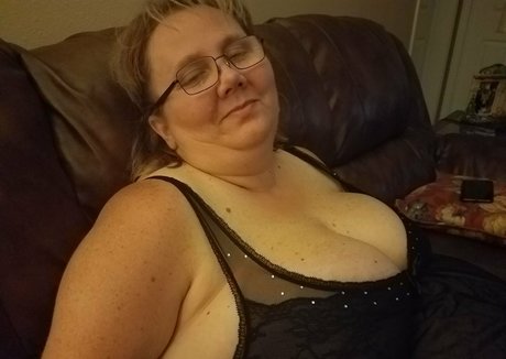 bustywench hot star image