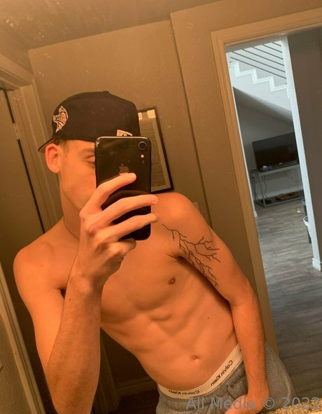 exclusivehuddy pornstar pic