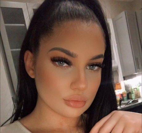 claudzzb nude model pics