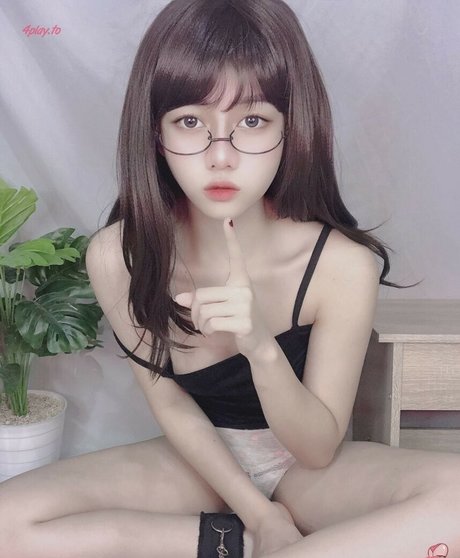 Violet Airis pretty actress photo