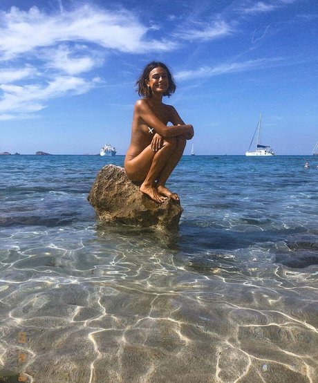 Nathalie Kelley sexy star img