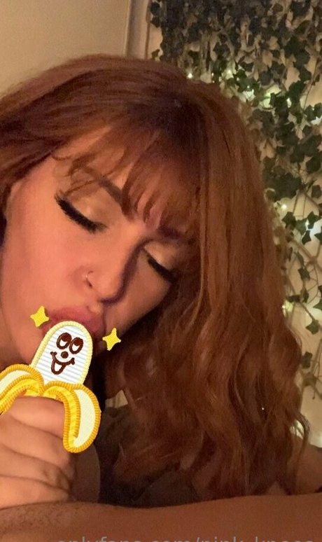 pink knees hot model picture