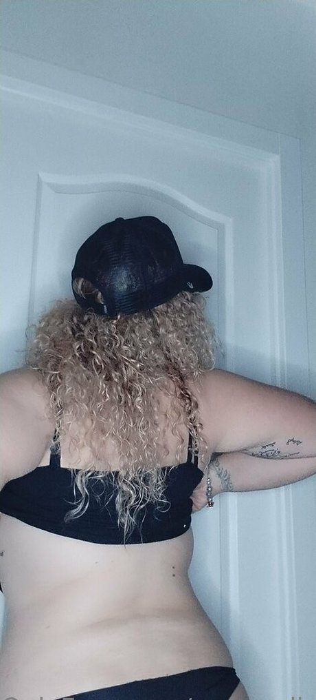 curvyadiction nude model picture