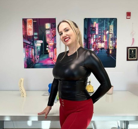 Mondragon Chiropractic exclusive model picture