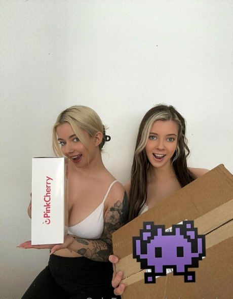 MinneTwins model nude images