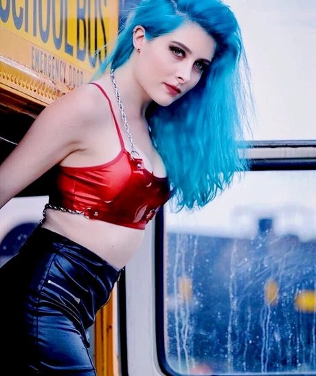 Diamante model nude img