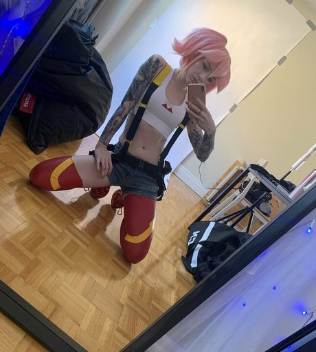 freepoisonne pretty actress gallery