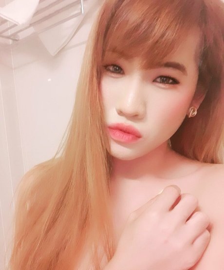 mint24230694 nice model photo