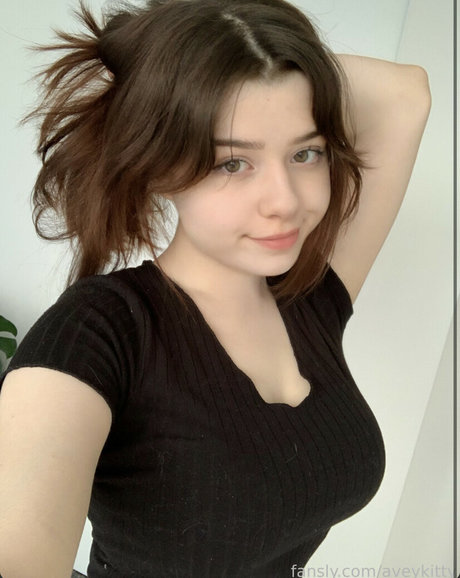 Aveykitty model top pic