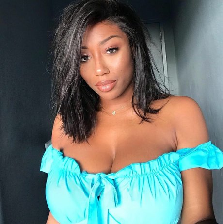 Vivi Panamera beautiful model archive