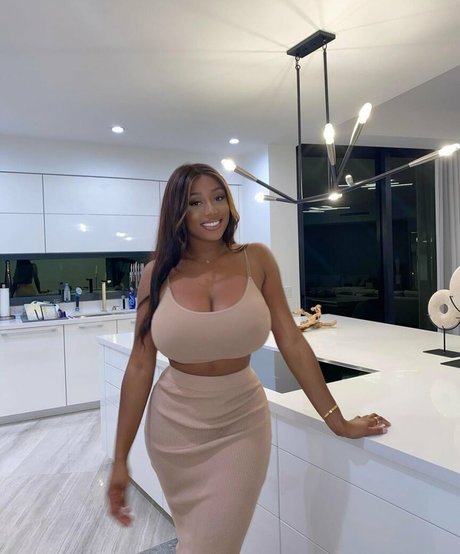 Vivi Panamera model high quality image