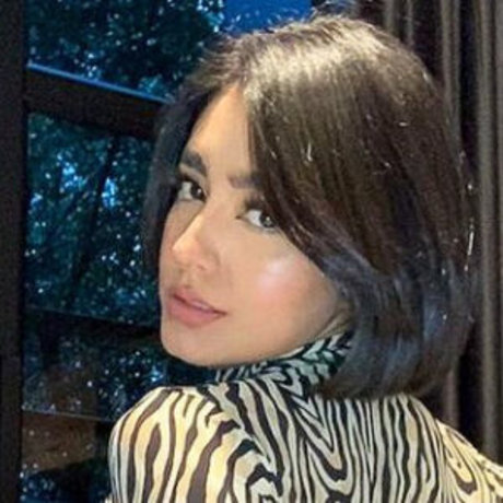 Little Susanna model perfect image