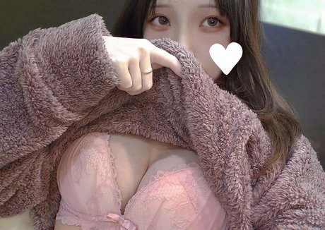 Kameka590892 naked model image