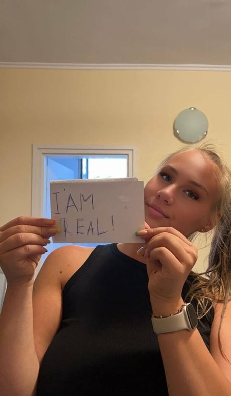 ava busty10 model hd picture