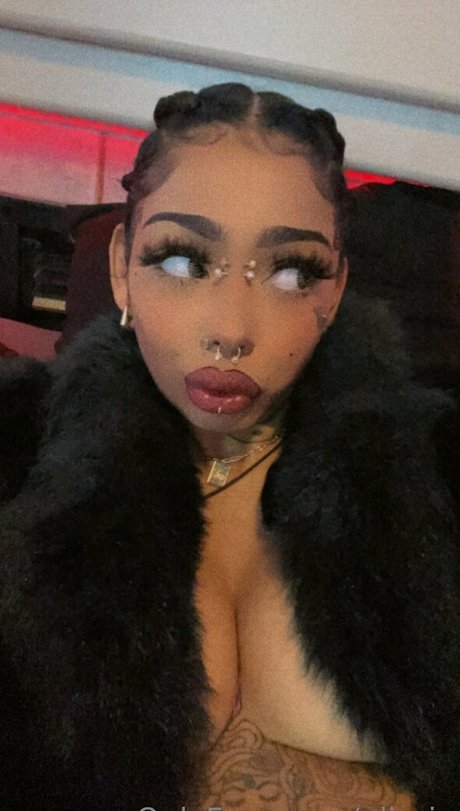 glizzjo nude actress photos