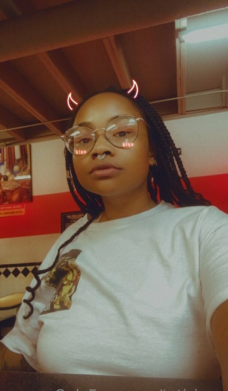 tati jpeg model picture