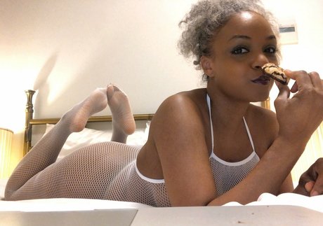 Sinnamon Love xxx model picture