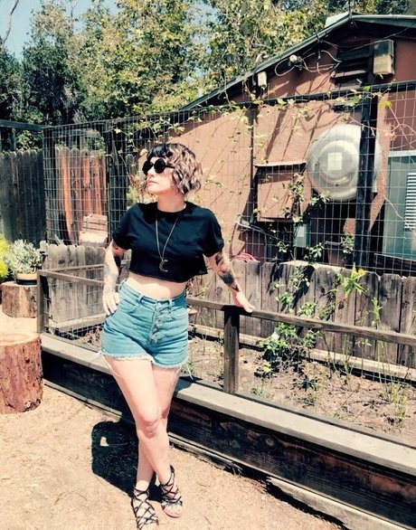 Holly Conrad hd actress img