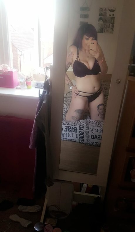 Show Your Girlfriend adult model images