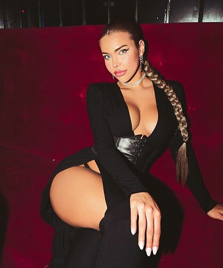 Miikkita model perfect pic