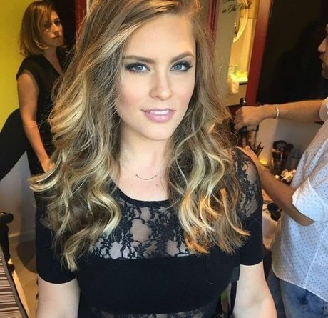 Sara Hopkins xxx model pics