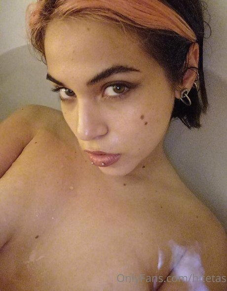 hitetas naked model image