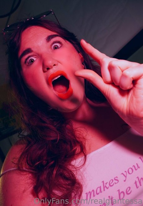 realgiantessa model exclusive image