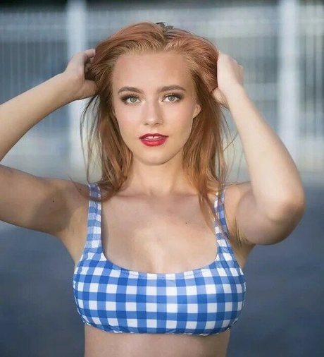 HalcyBella sexy actress photo