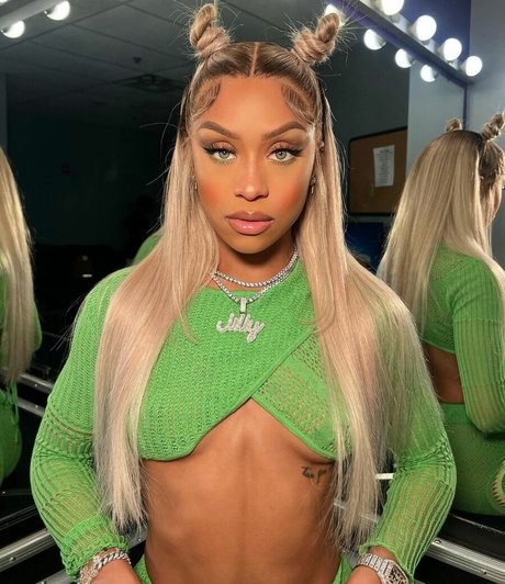 Jilly Anais model top img