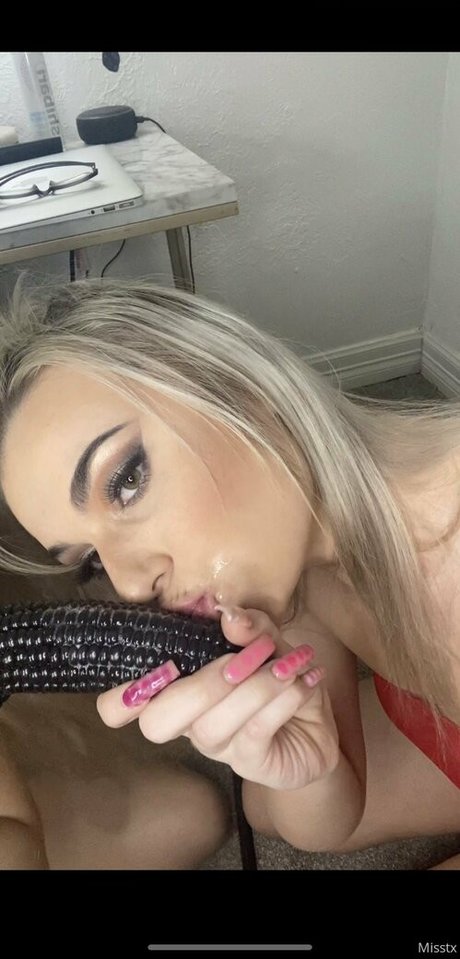 rawmisshoney model beautiful photo