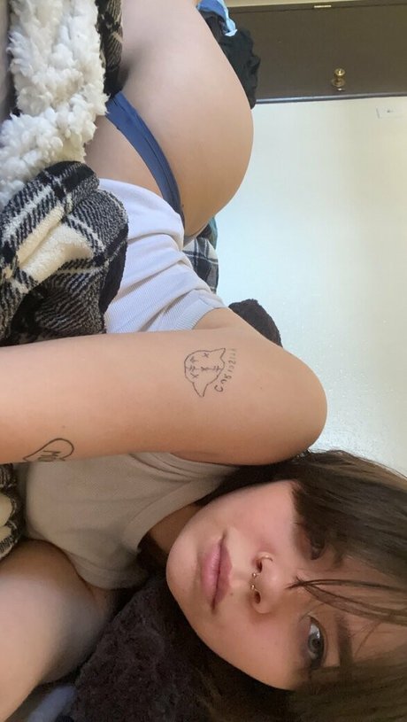 nikkiinatural sexy model photo