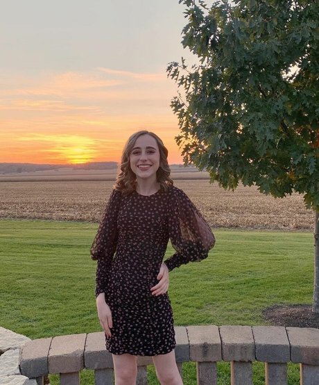 Atwentysomethingloser sexy pornstar img