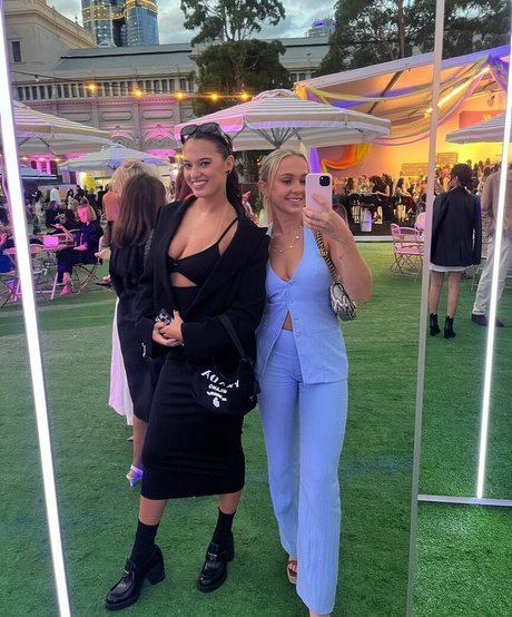 Taya Brooks model hot pic