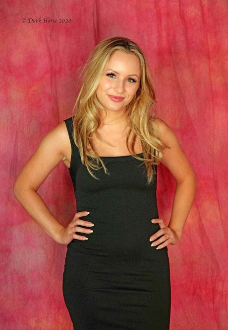 Giselle Rae model adult pic