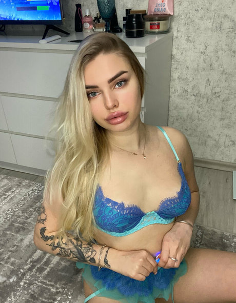 blondyaria naked star images