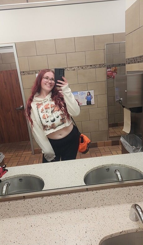 lilsunshine12 naked model image