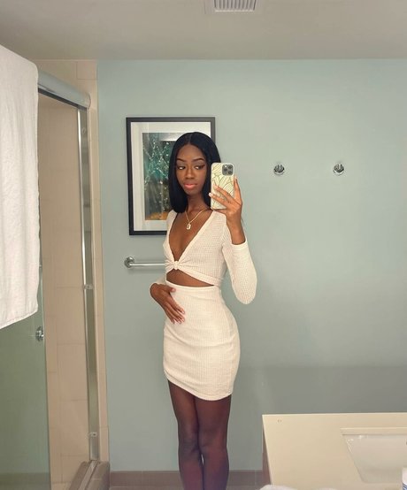 Luhmulaa model art galleries